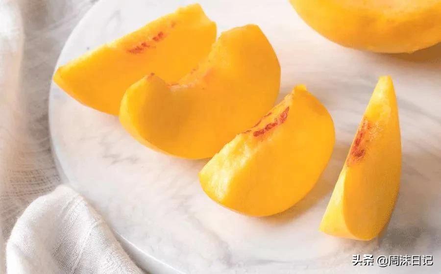 黄油桃，全身无毛，个大饱满，来自山东蒙自，一个根本不过瘾