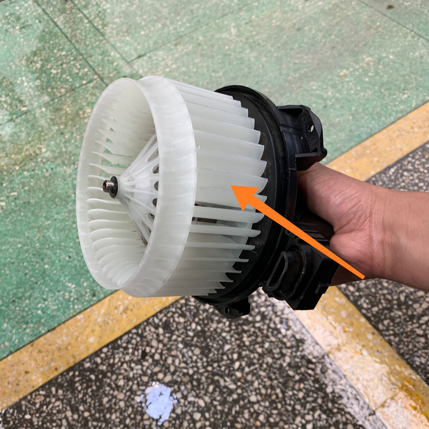 车辆换了空调滤芯怎么还有怪味,出风口有一股酸味换滤芯能解决吗