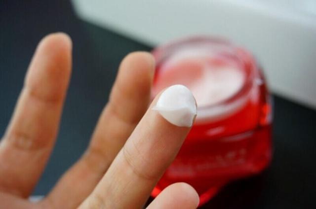 25岁眼角有皱纹用什么眼霜,下眼角有皱纹用什么眼霜