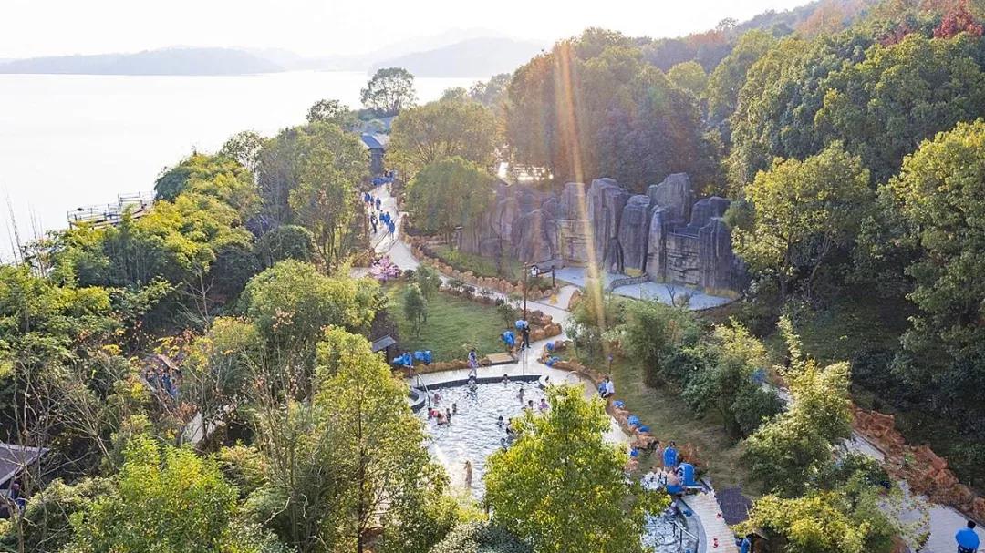 嘉鱼山湖温泉是真温泉吗,嘉鱼山湖温泉好还是三里畈温泉好