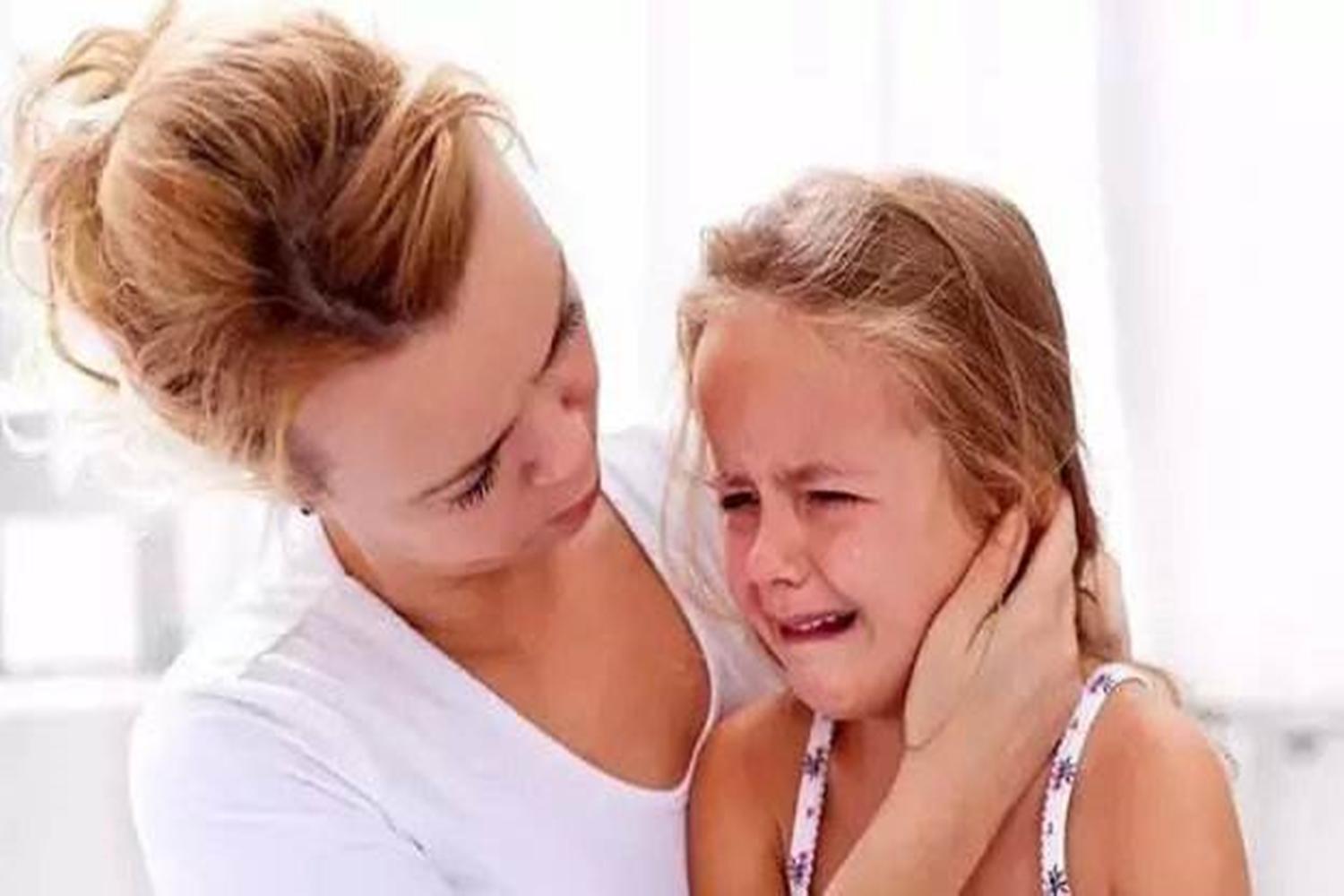 宝宝夜里频繁醒哭闹妈妈崩溃,宝宝深夜哭闹不停妈妈情绪崩溃