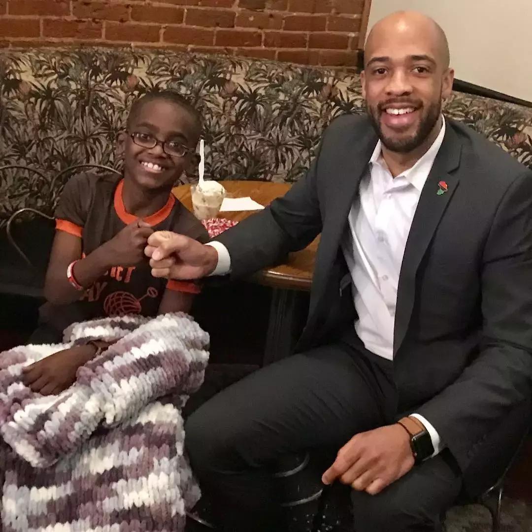 他是非洲弃婴，5岁用钩针，逆袭成美国“全民偶像”，狂吸19万粉