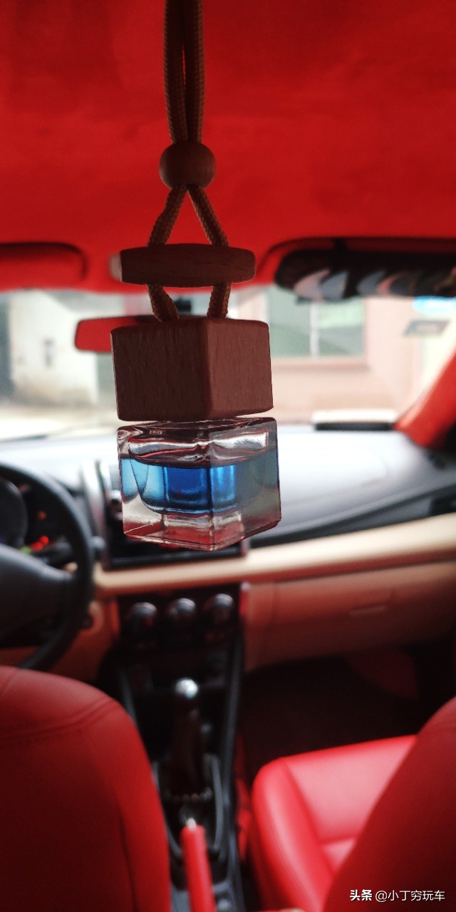 有什么可以化解汽车香水异味,车上异味大适合放什么样的香水