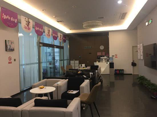 岳阳市23岁女子疑因整容失败自杀，整形机构否认责任、人去楼空