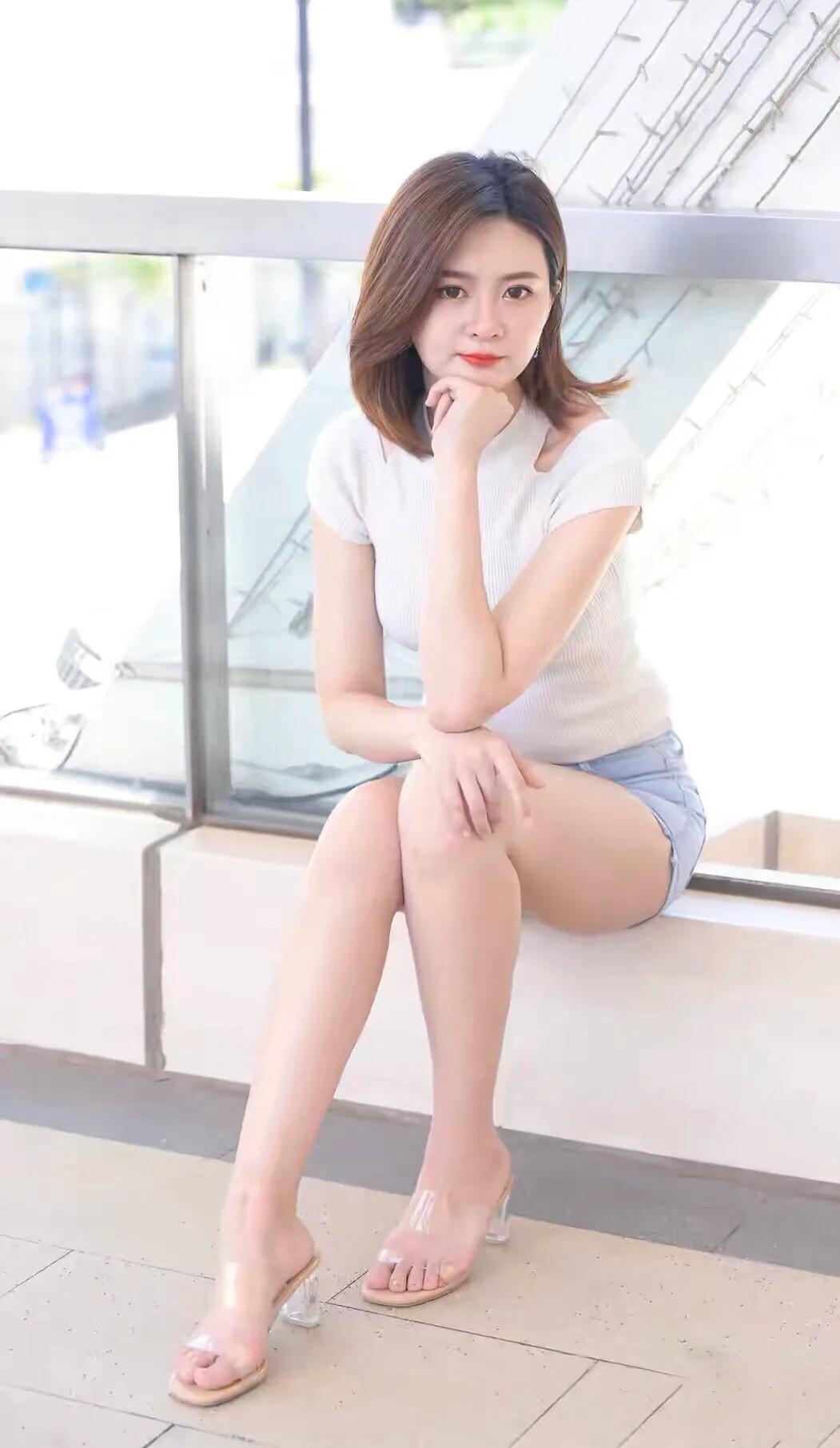 牛仔短裤高跟长筒靴,阔腿牛仔裤配银灰色高跟鞋穿搭