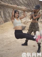 肌肉女学生秀腹肌,撩衣秀腹肌