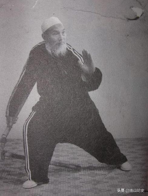 浅谈张锡太实战能力，双手4根手指齐头长短，70岁仍能拳脚生风