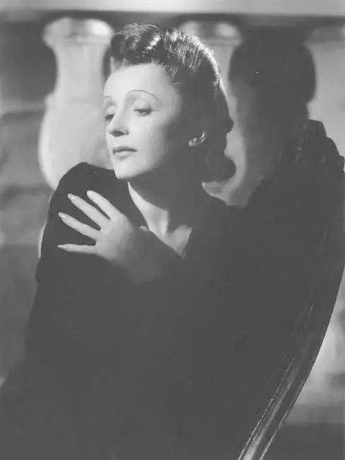 她在*灯区红**长大，爱已婚男，嫁小20岁鲜肉，却成了惊艳世界的歌手