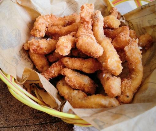 油炸的美味孜然油炸排骨、炸藕夹、炸鸡柳