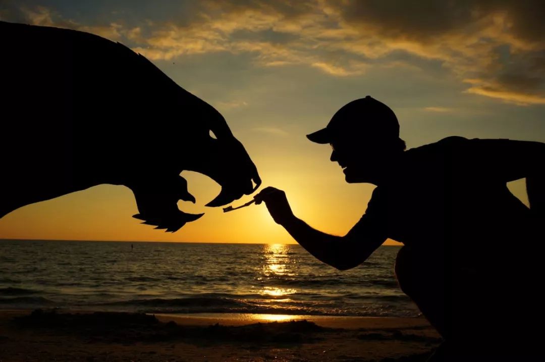 这个男人拍的漫画剪影，小孩看笑了，大人却哭了......