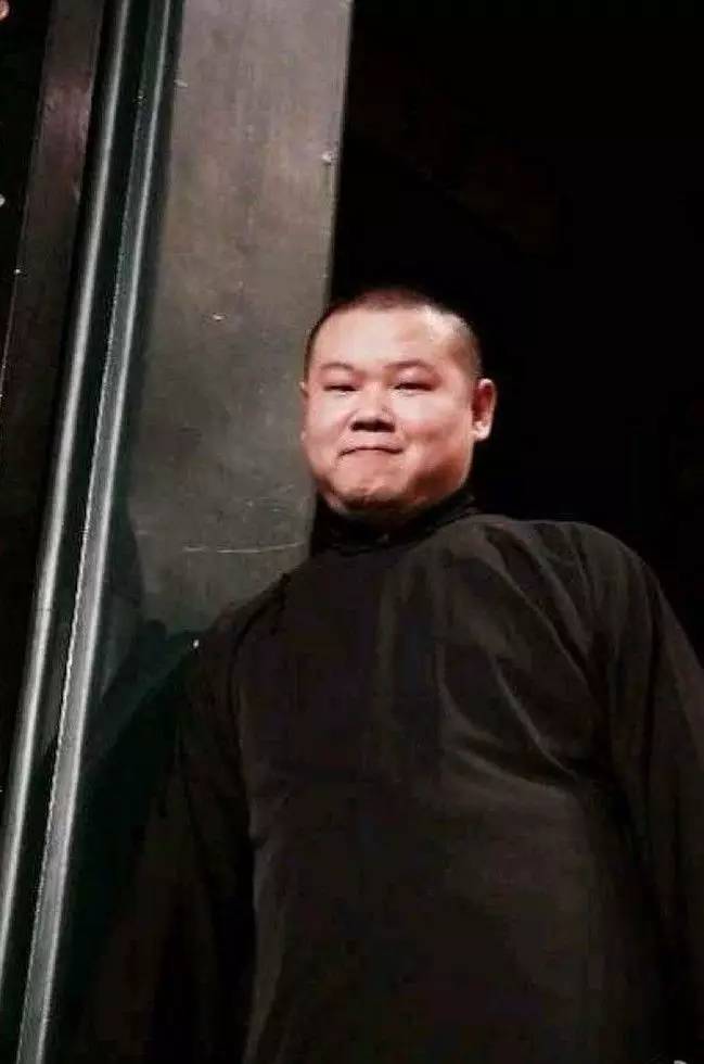 那一年岳云鹏14岁郭德纲26岁,岳云鹏连续13年为郭德纲庆生