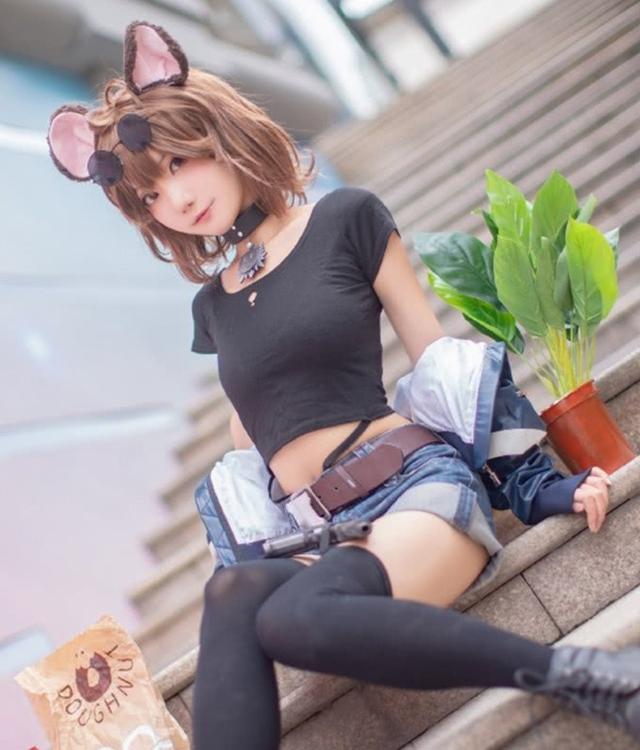 这个萝莉把“毒汁袜”穿至半腿，腿太细了