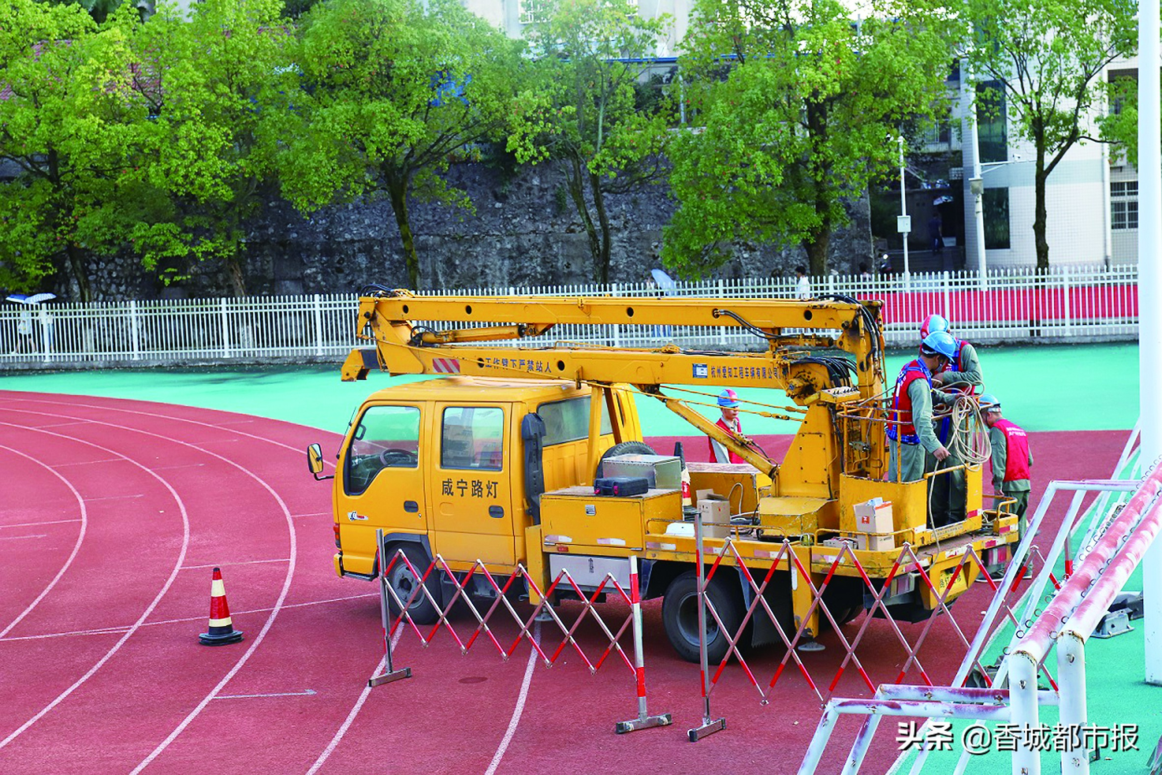 小路灯照亮大生活,小路灯照亮乡村幸福路