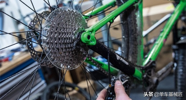 变速器尾钩变形了怎么办,变速器尾钩为什么会碎