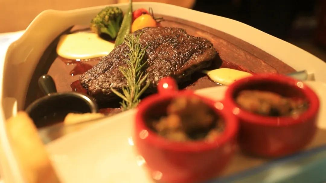 周末带孩子去海洋球里玩,带孩子去海洋球玩儿的地方在哪