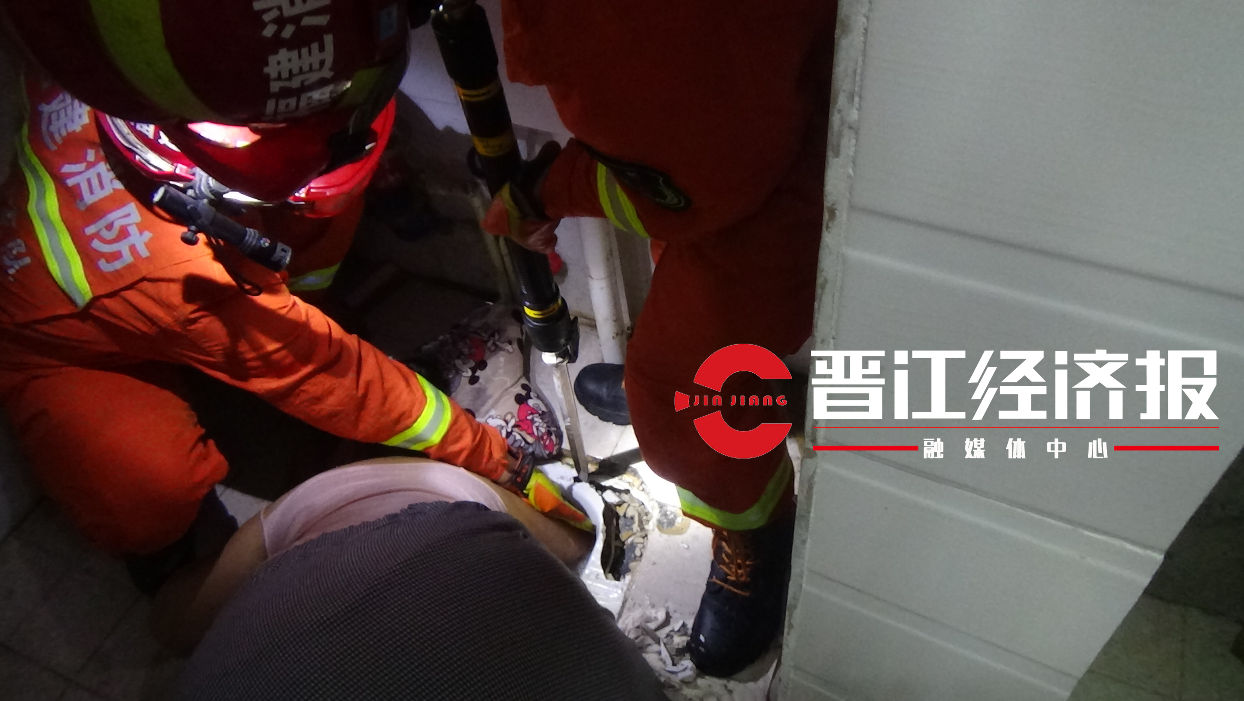 捡了肥皂丢了便池?女子为捡肥皂手卡便池不能动弹,幸亏盼来了“万能“”的...