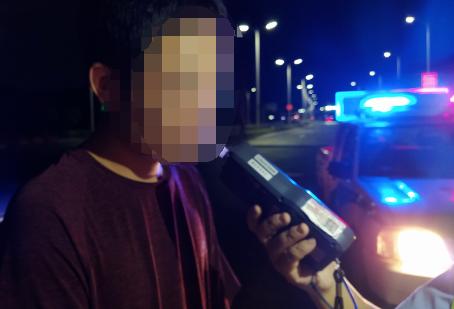 珠海男子下楼挪车撞上奔驰，刮出两条划痕竟被要价5万！一气之下报警却反被抓走！