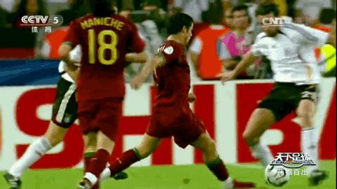 球王假装老人踢足球,内马尔假摔和c罗假摔哪个多