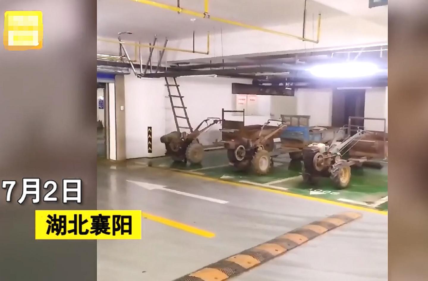 小区车库停满拖拉机,地下停车场停满拖拉机
