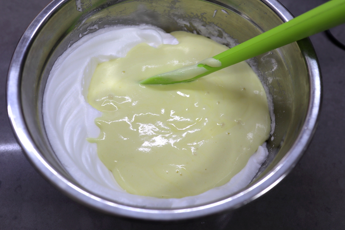 戚风蛋糕卷要烤多久才不掉皮,戚风蛋糕不开裂不塌陷的诀窍