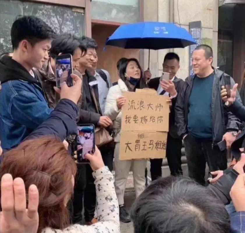 “人类高质量男性”求偶,油头粉面似“纸扎人”,网友:单身挺好