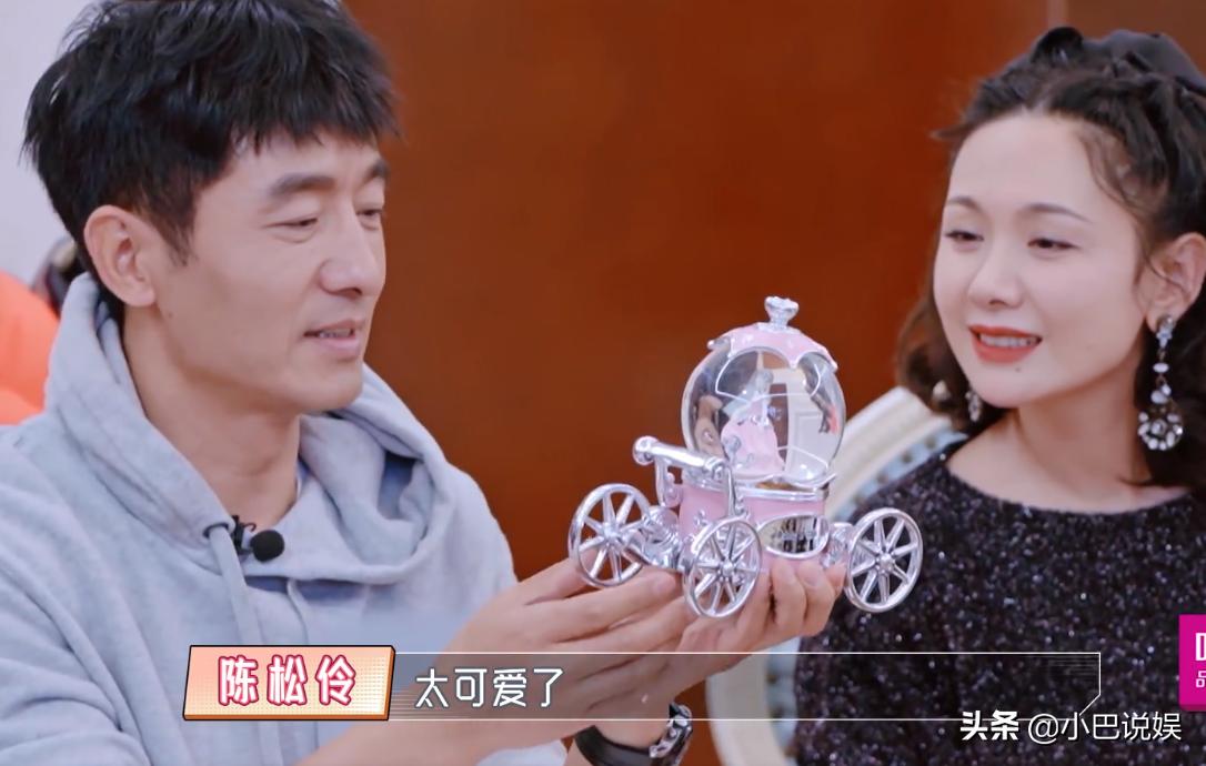 杨子不愧是豪门！拿出送给嘉宾的礼物后网友：大价钱！寓意显涵养