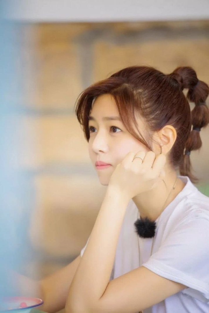 发际线靠前怎么披头发好看,发际线在前怎么扎头发