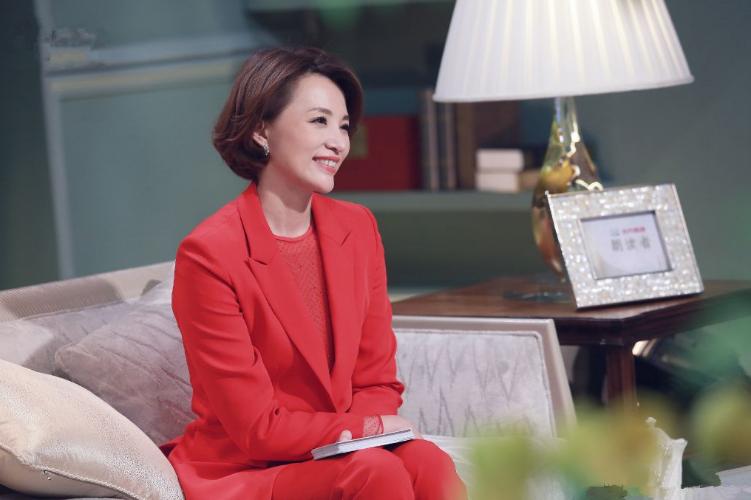 马蓉董卿赴美生子，一个为移民一个为教育，“撤侨令”下如何做？