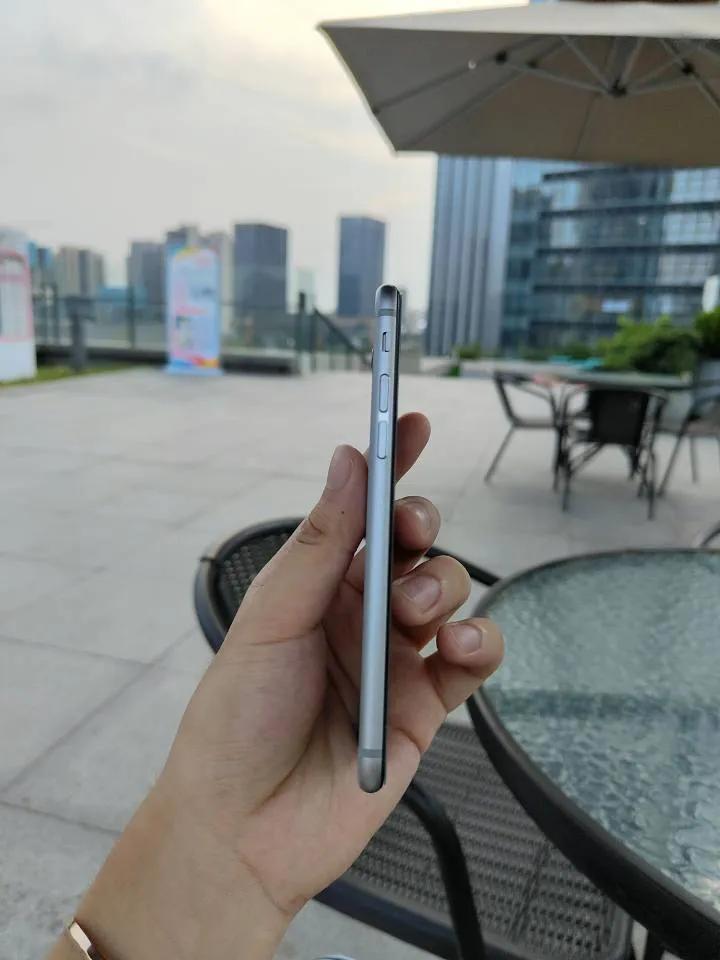 iphone6时隔八年开箱,第一批国行iphone6