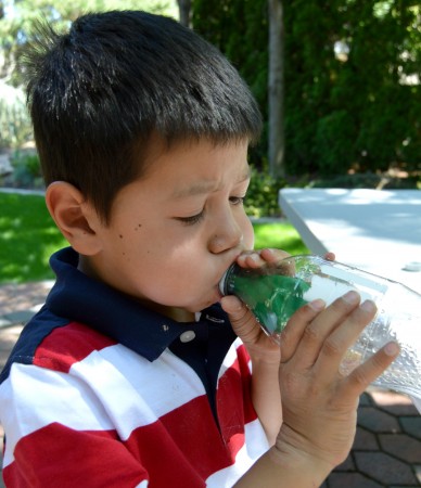 气球和塑料瓶变废为宝！7款科学小实验，在家轻松培养孩子创造力