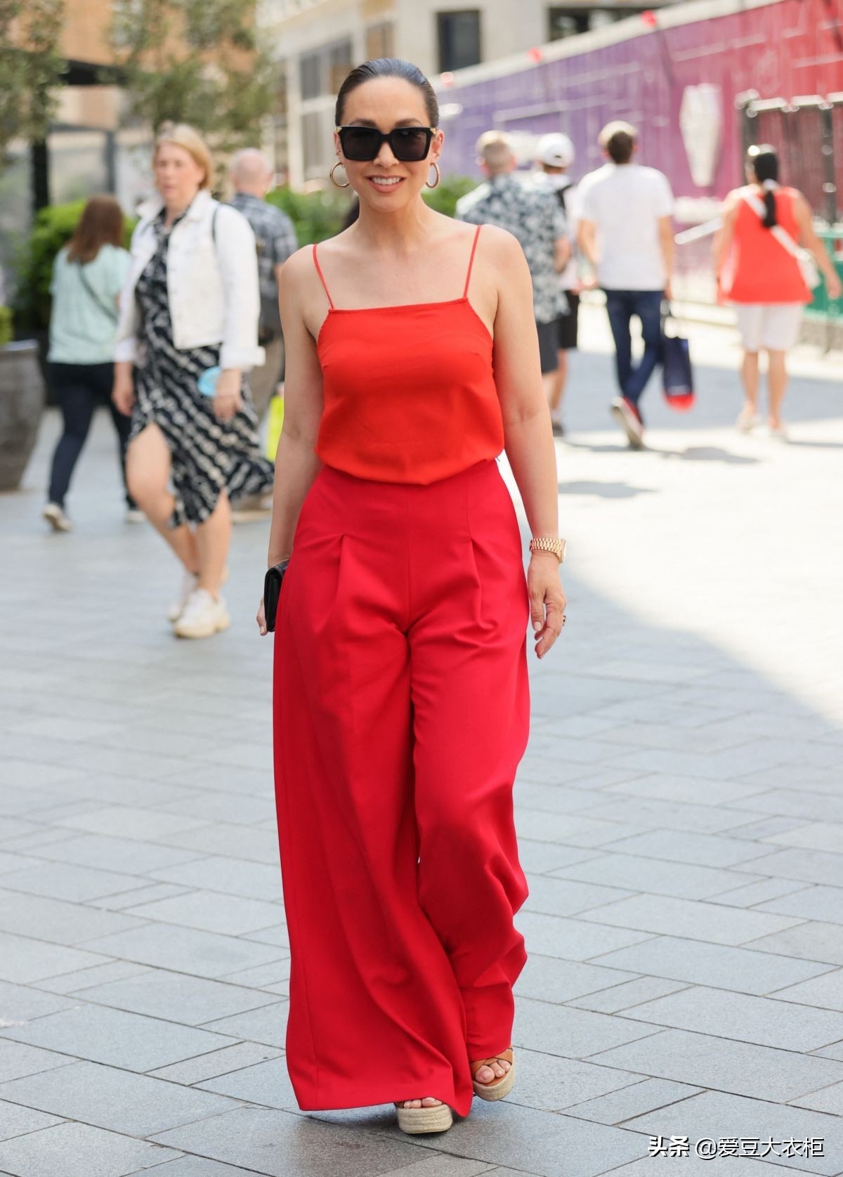 赛琳娜红色吊带长裙街拍,玛琳娜惊艳写真集