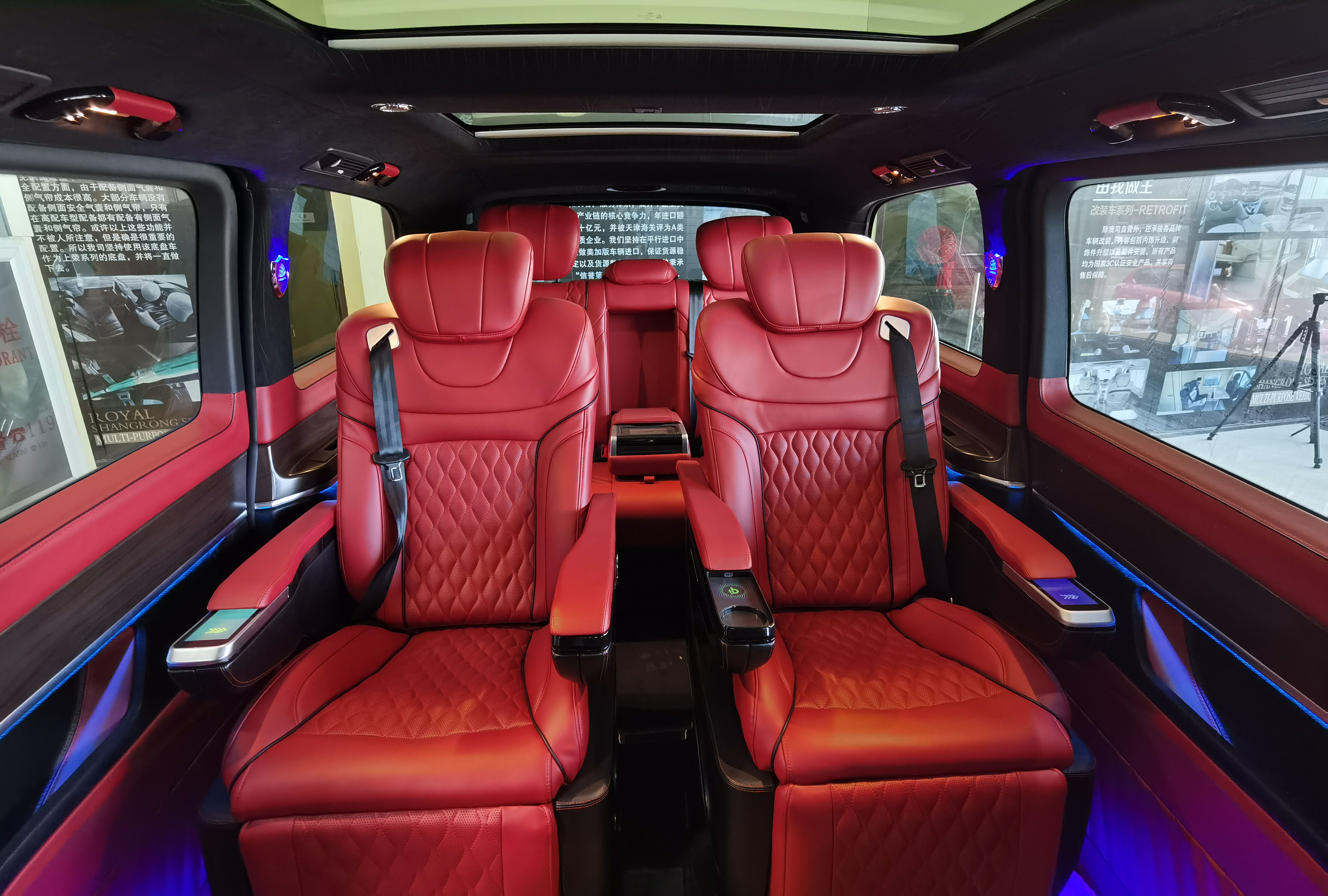 从简约到惊艳，奔驰V级商务车巅峰对决，同样的价格你会选谁？