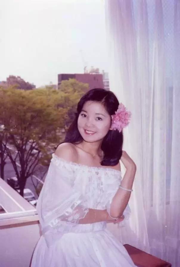 成龙献花邓丽君视频,邓丽君写给成龙的歌