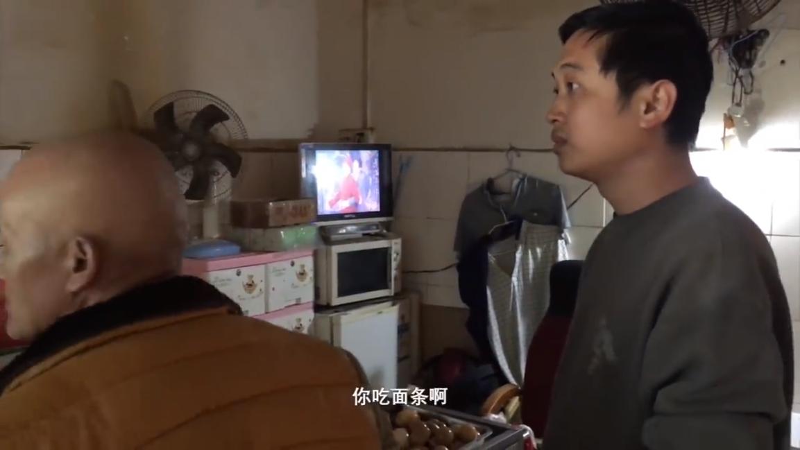 三和大神上一天玩三天，日结100吃4元的面，8块钱网吧包夜