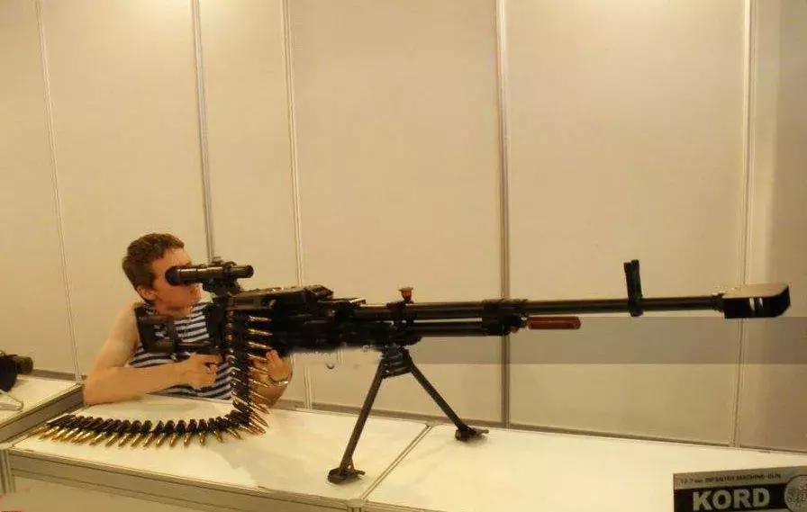 重机枪穿甲弹打穿装甲车,12.7毫米重机枪打装甲车