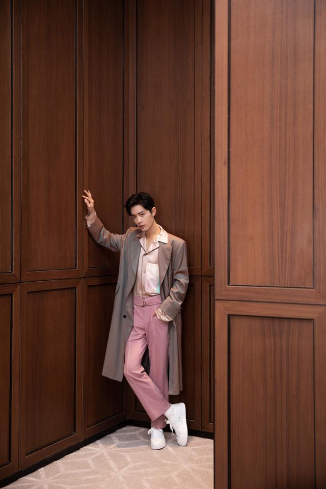 肖战西装搭配图片男,肖战穿时尚西装打造绅士穿搭