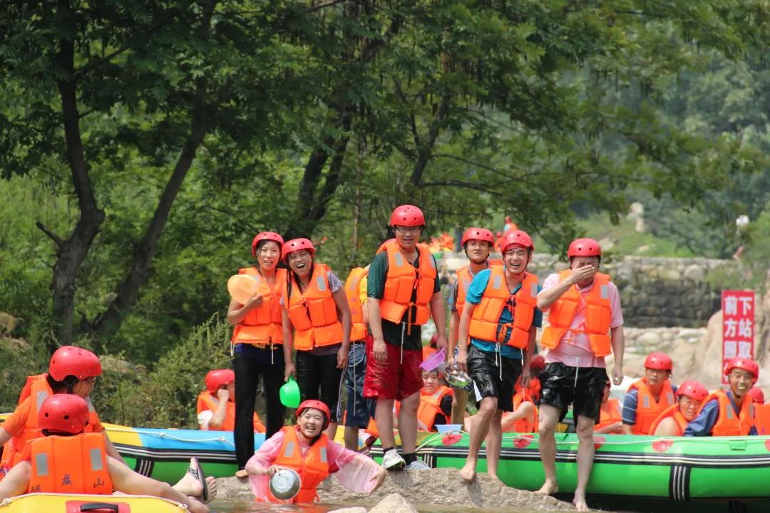 绿野仙踪旅游景区夜晚,画眉谷旅游景区