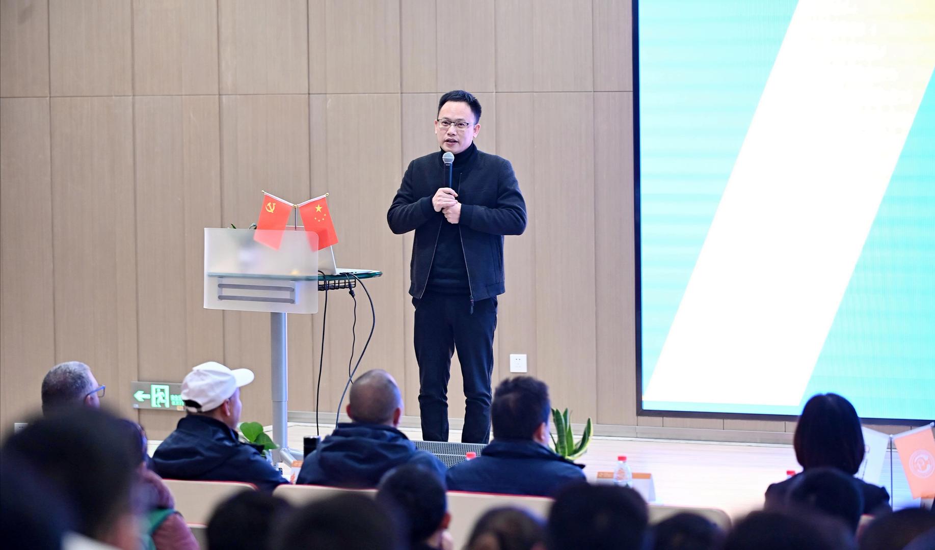 “牵手”成都体院麓小打造校园足球课程广邀专家探讨全域体育