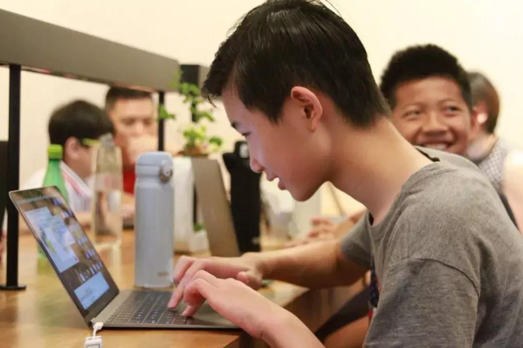 北有阿那亚社群，南有册之丘社群，后者60%研究生以上学历