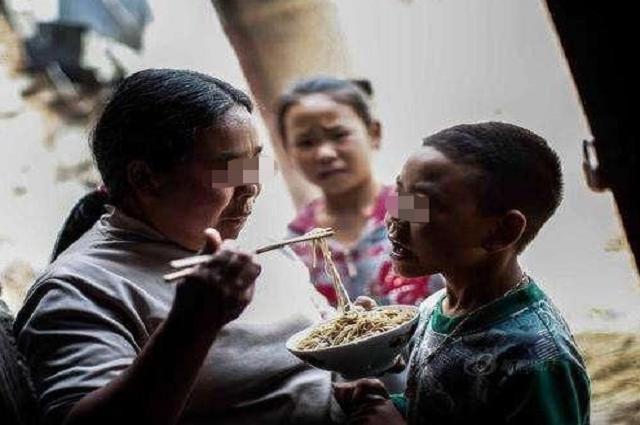 “最萌代练”火了，2岁妹妹替哥哥上网课写作业，为家里付出太多