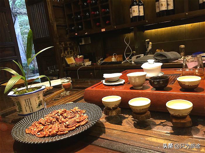 喝白酒的小姐姐古装,穿汉服喝白酒小姐姐