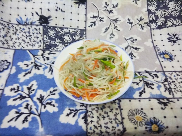 大厨教绿豆芽凉拌,大厨凉拌豆芽减脂餐做法