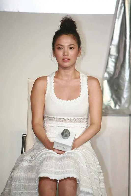 宋慧乔近照曝光一袭粉裙尽显,宋慧乔为什么不显老