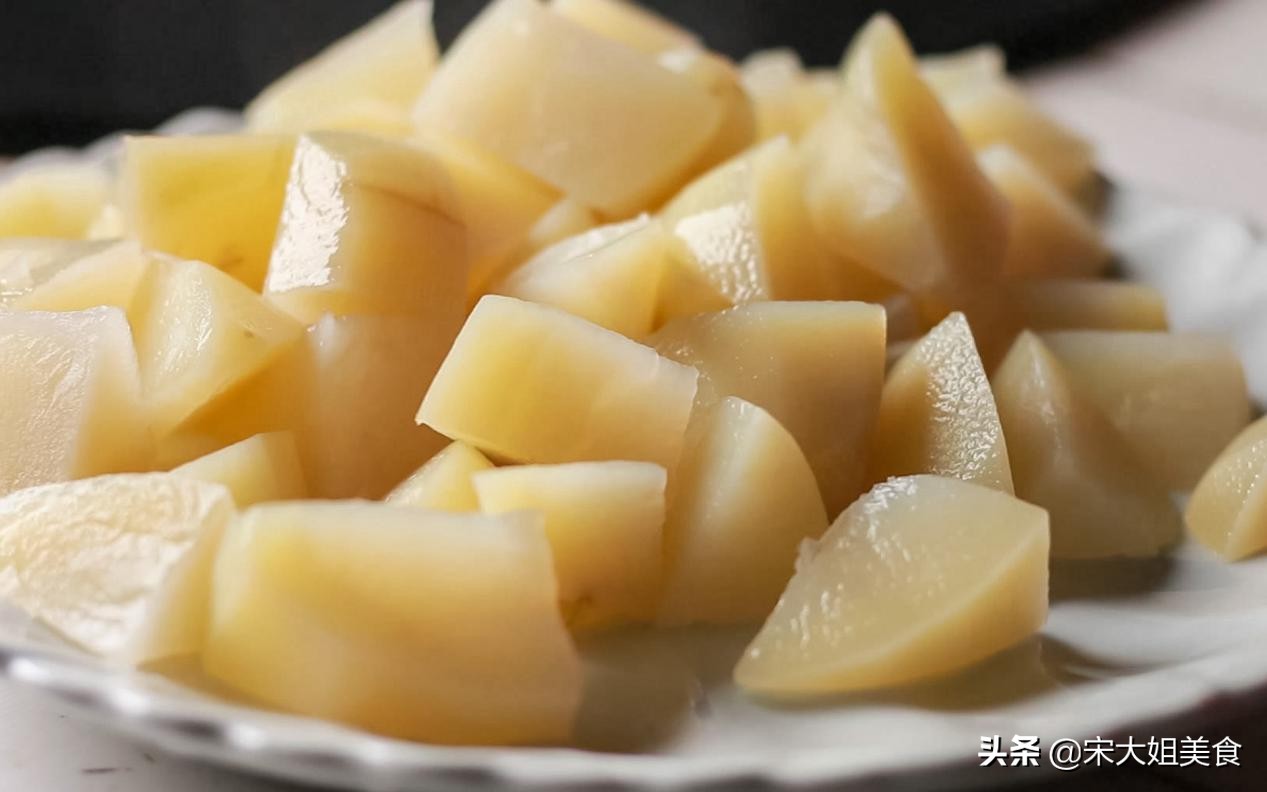 土豆切丝上锅蒸熟再炒怎样做,一个块状土豆如何切成土豆丝