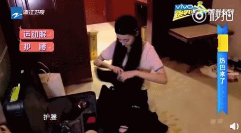 迪丽热巴尝试新造型身穿抹胸装,迪丽热巴身穿抹胸礼服