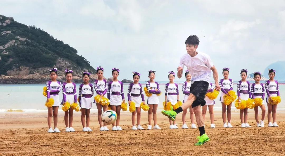@张一山，霞浦大京沙滩展开一场精彩的足球比赛