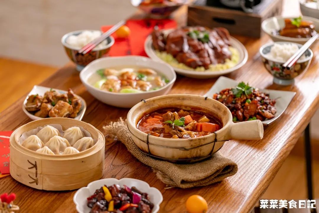 折腾一下午的年夜饭终于上桌了,历时五小时为家人做一顿年夜饭