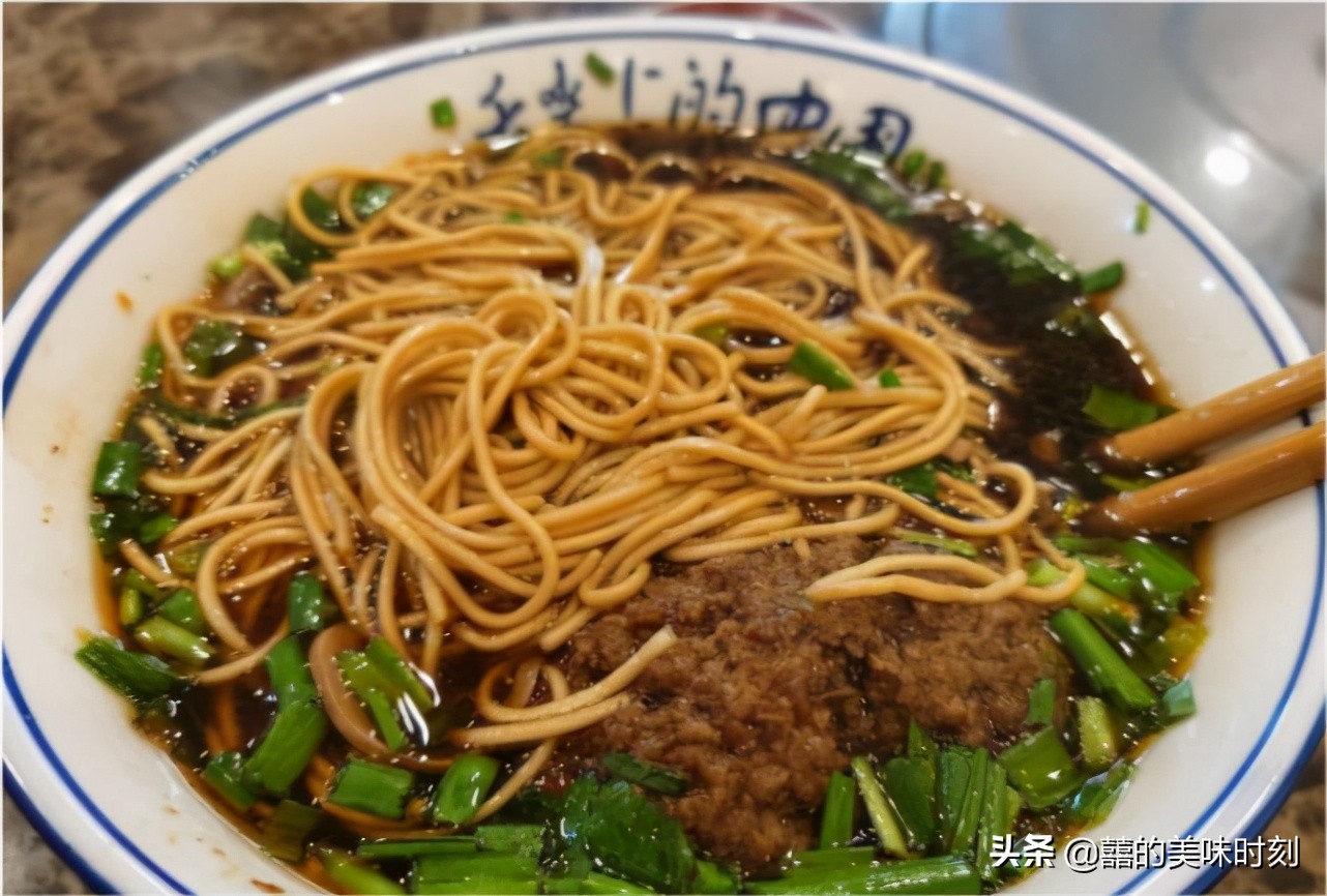 镇江这家店太豪横，只收现金，肉圆面13元一碗靠抢，3小时卖光