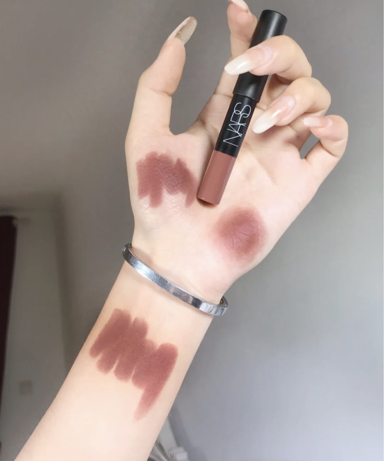 入冬的第一支口红，每个大牌都有“专属色”，很难不让人心动