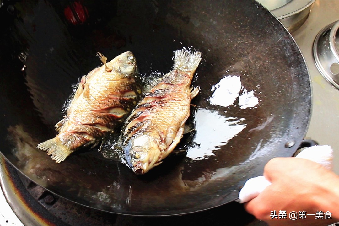 煎鱼不能翻太快,油锅煎鱼的正确方法